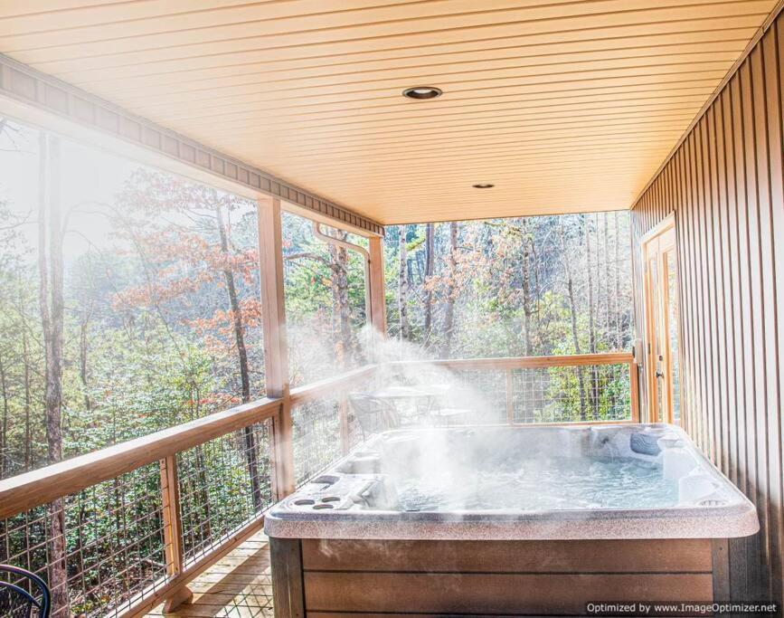 Art's Bungalow-wooded Seclusion 1 Mi To Deep Creek And Bryson Holiday home Bryson City