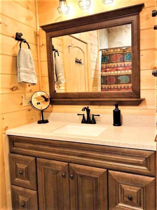 Holiday home Art's Bungalow-wooded Seclusion 1 Mi To Deep Creek And Bryson Bryson City